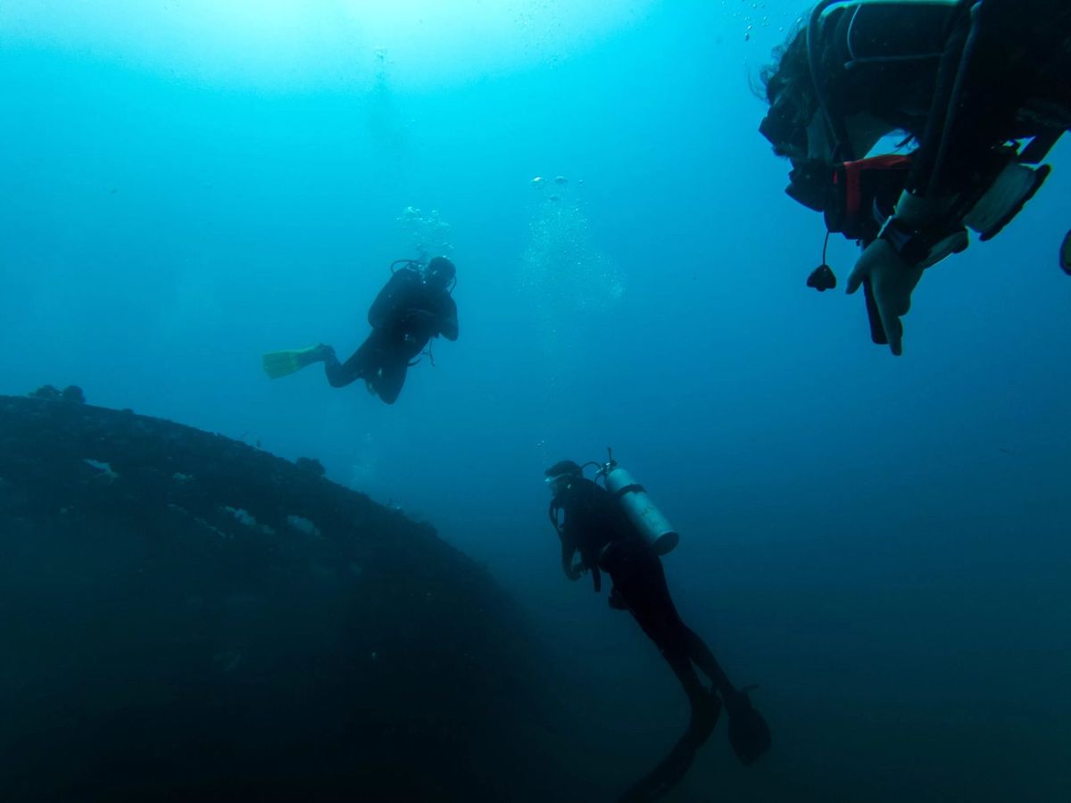 Guía de buceo con su grupo