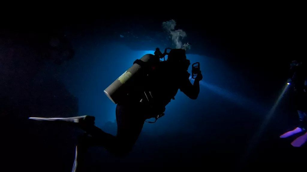 Buceo nocturno con linterna